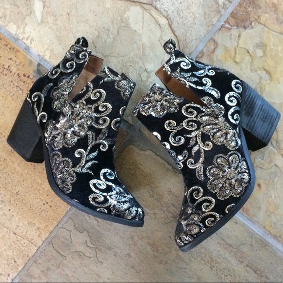 🍃💕HP NIB Naughty Monkey Velvet Ankle Bootie - Picture 5 of 8